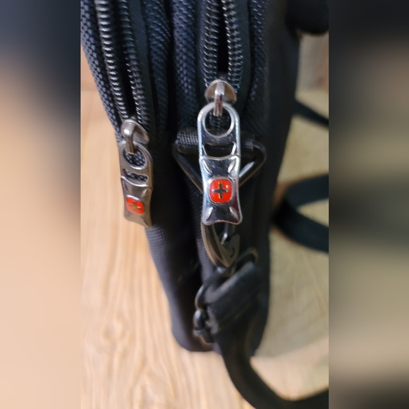 Swiss Gear By Wenger Laptop Shoulder Strap Messenger Bag Black 17.5 x 13.5 Inch, - Picture 5 of 11